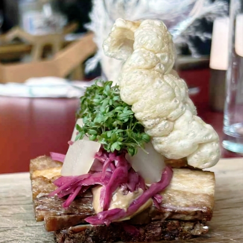 Smørrebrød med flæskesteg serveret ved restaurant i Hjørring