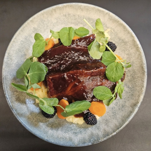 Sprængt oksespidsbryst serveret ved fest i selskabslokale i Hjørring