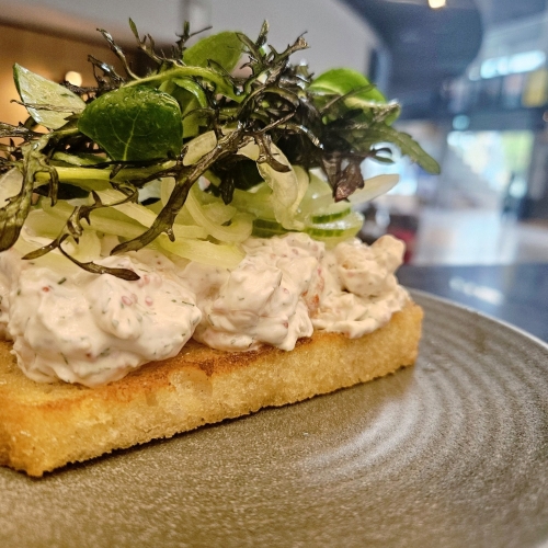 Smørrebrød med skaldyrssalat serveret i Hjørring