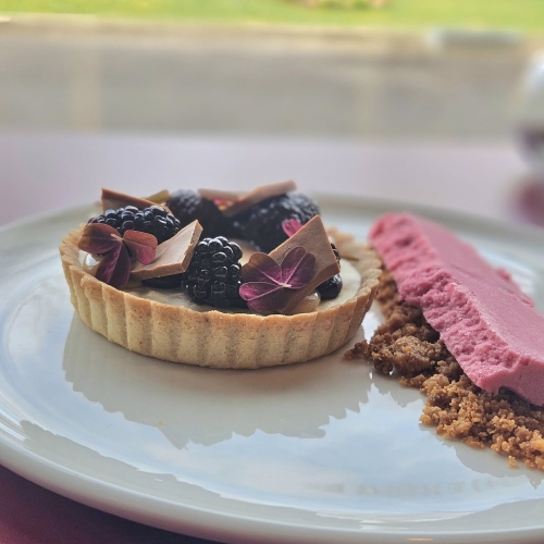 Lækkert tærte serveret ved fest i selskabslokale i Hjørring