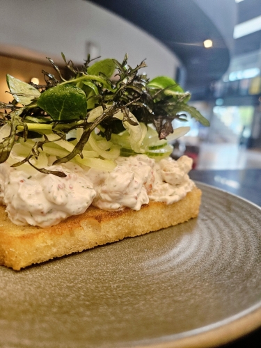 Smørrebrød med skaldyrssalat serveret i Hjørring