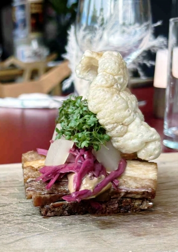 Smørrebrød med flæskesteg serveret ved restaurant i Hjørring