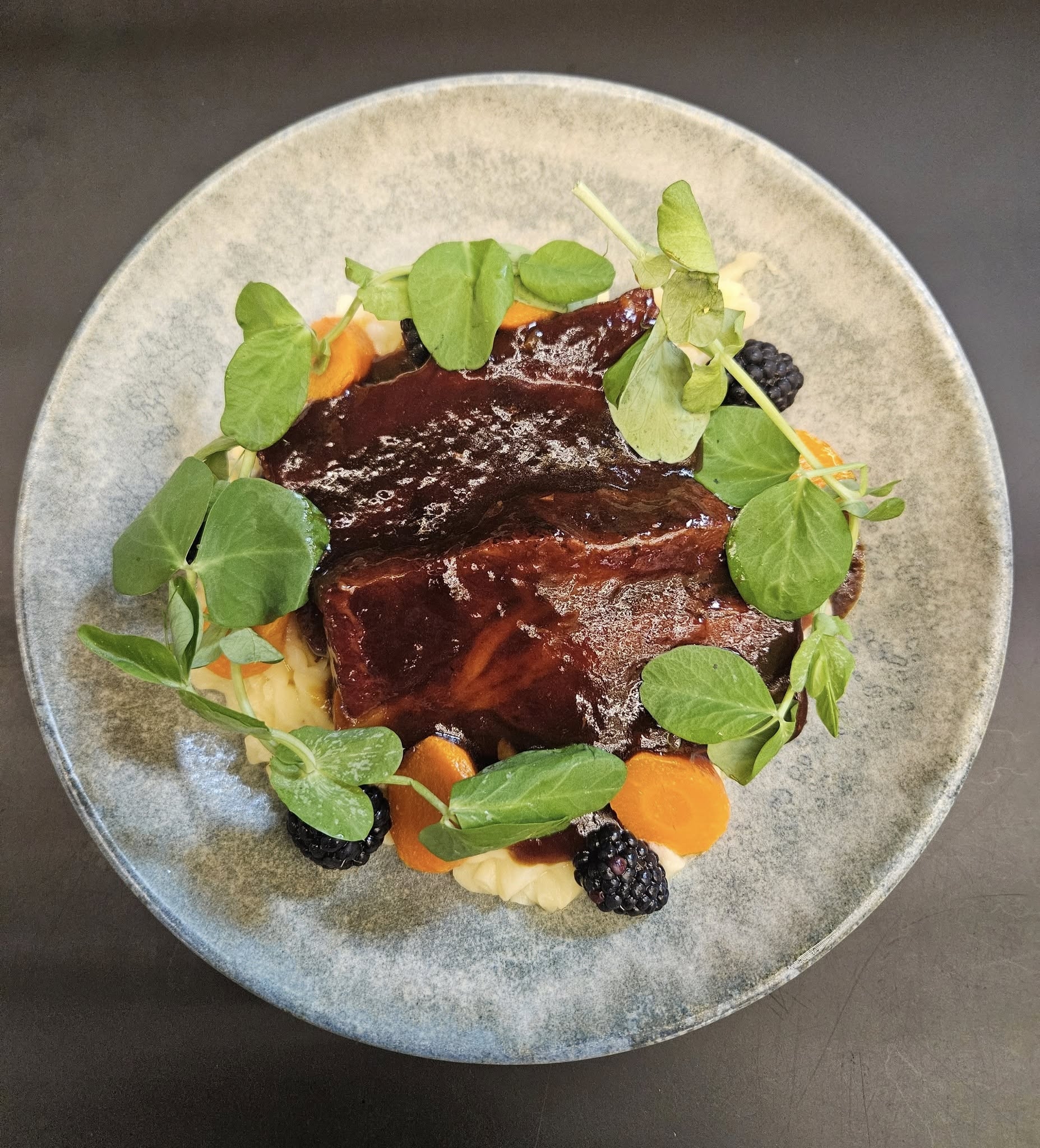 Sprængt oksespidsbryst serveret ved fest i selskabslokale i Hjørring